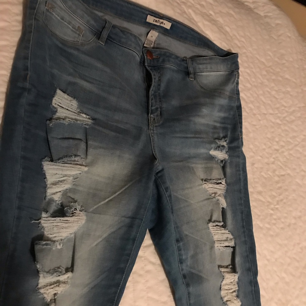 Distressed skinny jeans